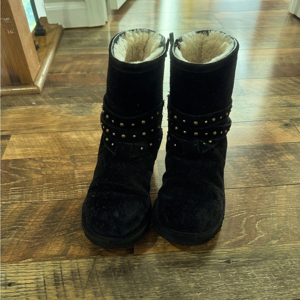 Ugg Australia Girls y5 Studded “Clovis” Boots. Black.